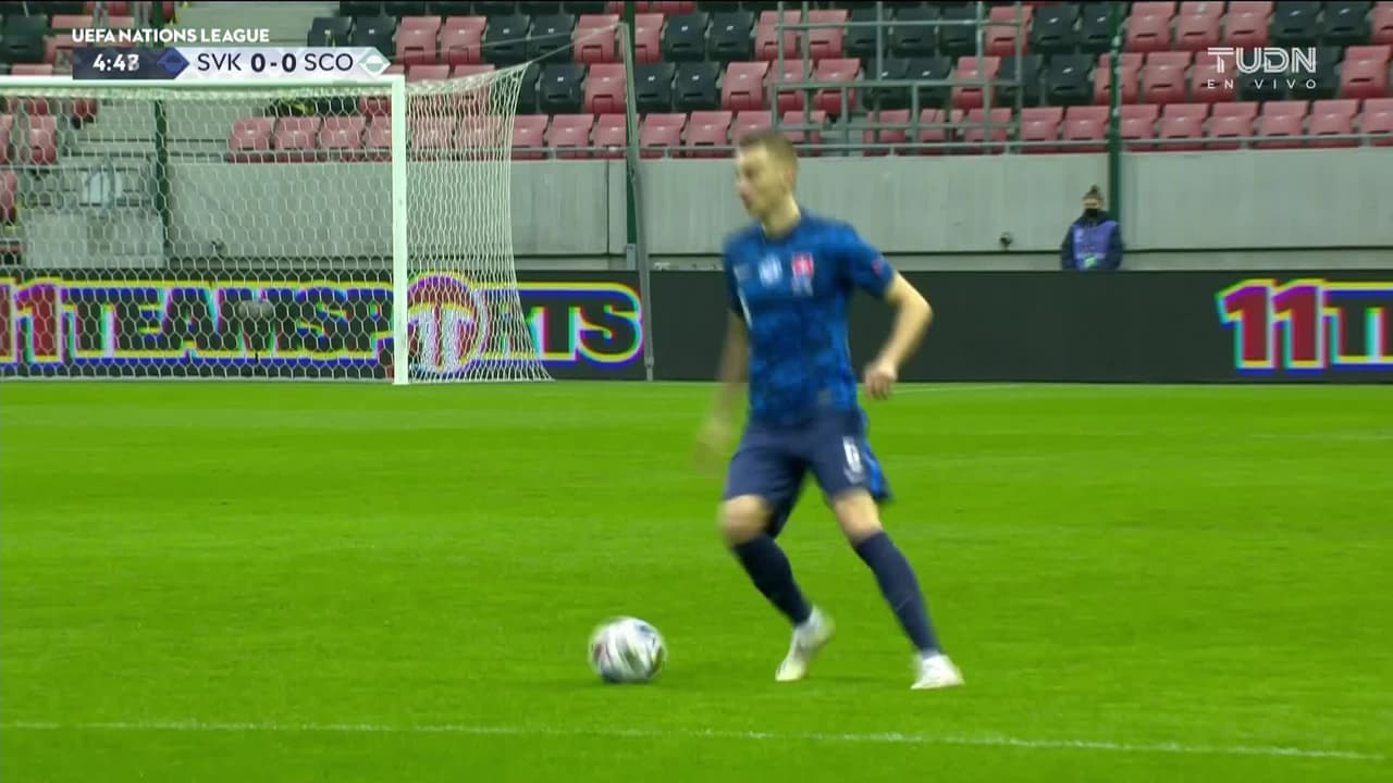 ¡TIRO ATAJADO! disparo por Juraj Kucka.