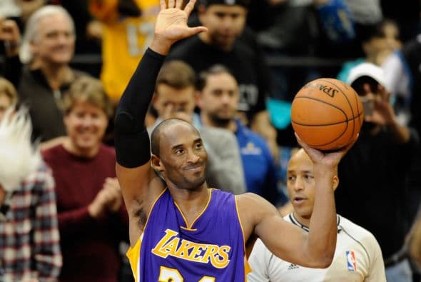 Kobe Bryant festeja su nueva marca de puntos en el avión