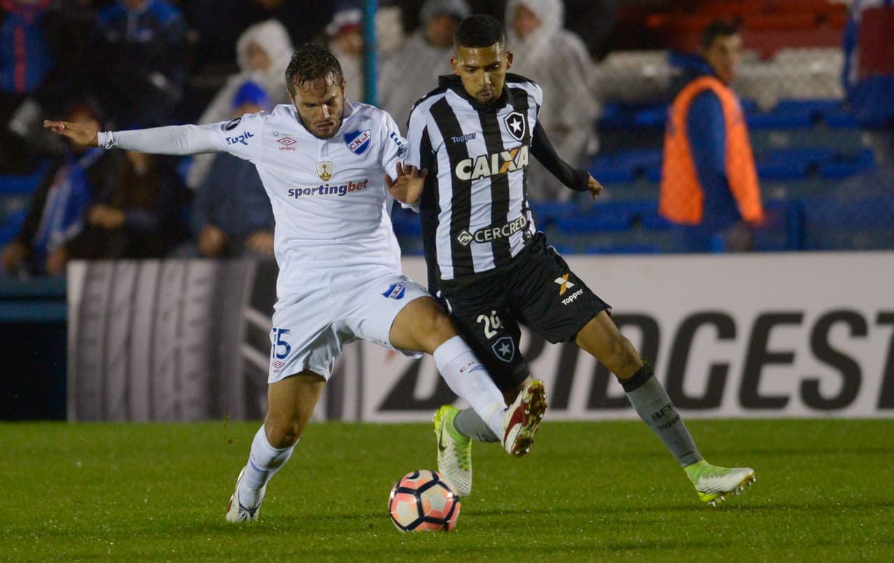 Nacional de Uruguay es conocido en su país como el 'Tricolor' por su mezcla de blanco, azul y rojo, aunque predomina el primero en su uniforme.