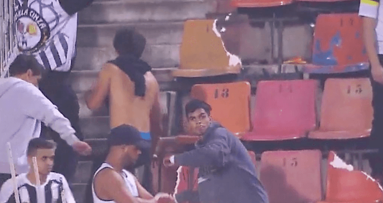 Incluso aficionados en una sección del estadio despedazaron algunas butacas. Independiente se perfilaba para eliminar a Santos en octavos de final de la LIbertadores. Eso enardecía más a los hinchas.