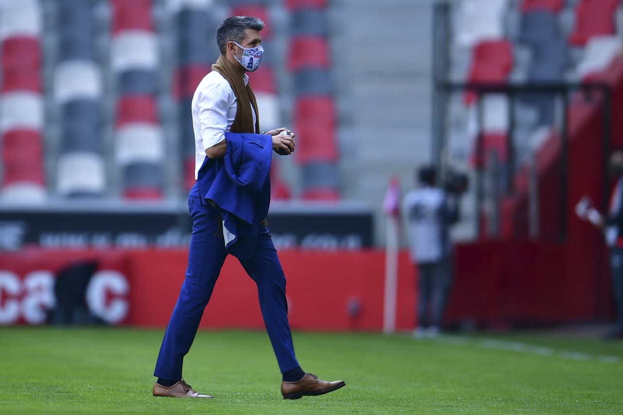 Pezzolano defendió a de la Rosa: "Me da lástima como le atacan"