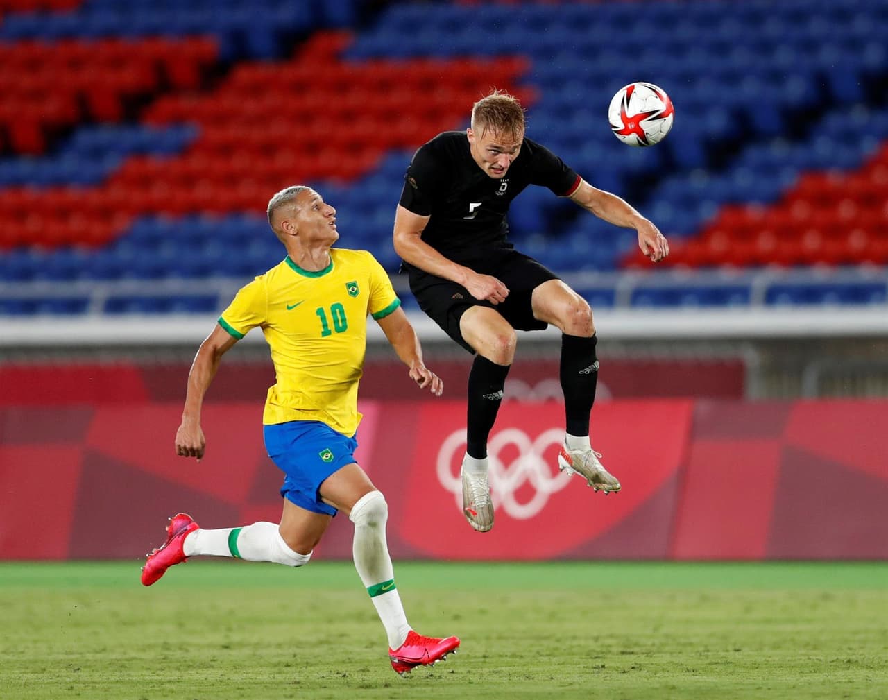 Brasil logró imponerse 4-2 ante una Alemania que no dejó de luchar hasta el último minuto en su debut dentro del Grupo D en los JO de Tokyo 2020. Richarlison se luce esta tarde, pues anotól hat-trick y Paulinho el último tanto al 90+4 , mientras que por la 'Mannschaft', Amiri y Ache sumaron dos goles.