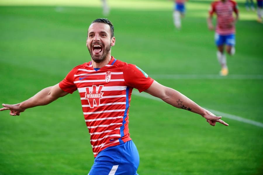 Granada derrota al Real Betis 2-0. El autor de los goles fue Roberto Soldado, el primero cayó con un penal al minuto 14 y, minutos después, anotó el segundo tanto para darle la victoria a su equipo en esta J14 de LaLiga.