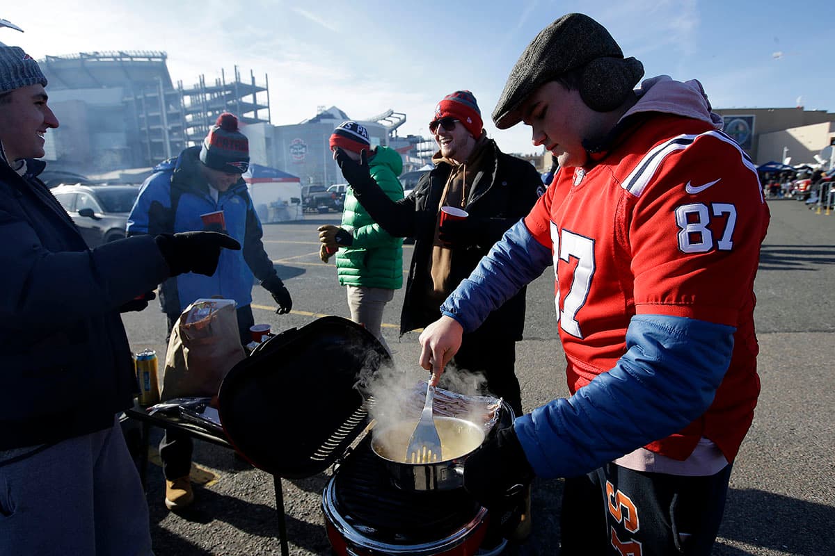 En el parqueadero de Gillette Stadium los fanáticos se congregaron alrededor de la parrilla para comer y calentarse.