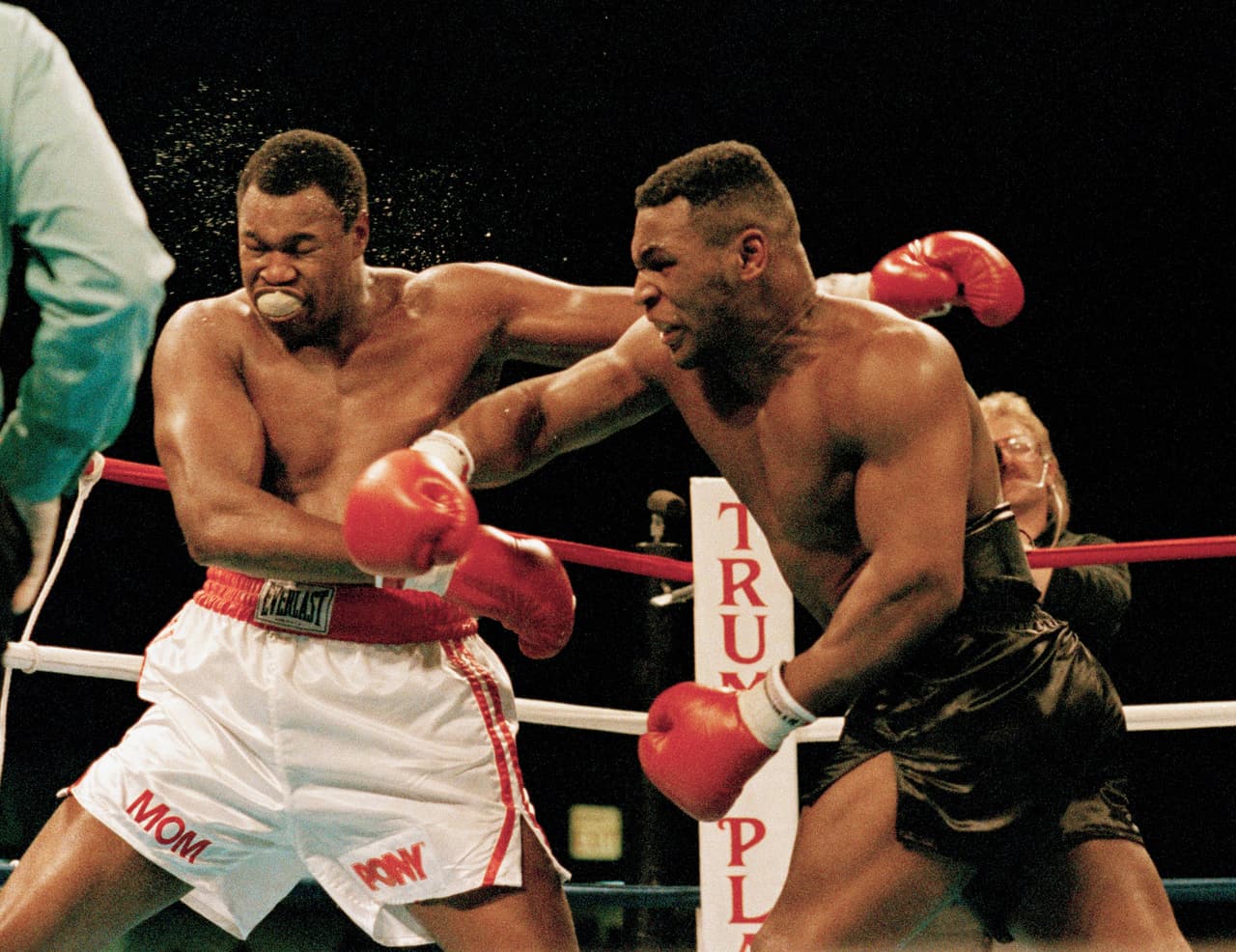 Golpeando con todo a Larry Holmes en 1988. Lo venció en Atlantic City, N.J. Ambos peleadores fueron inducidos, en 2013, al Nevada Boxing Hall of Fame en Las Vegas.