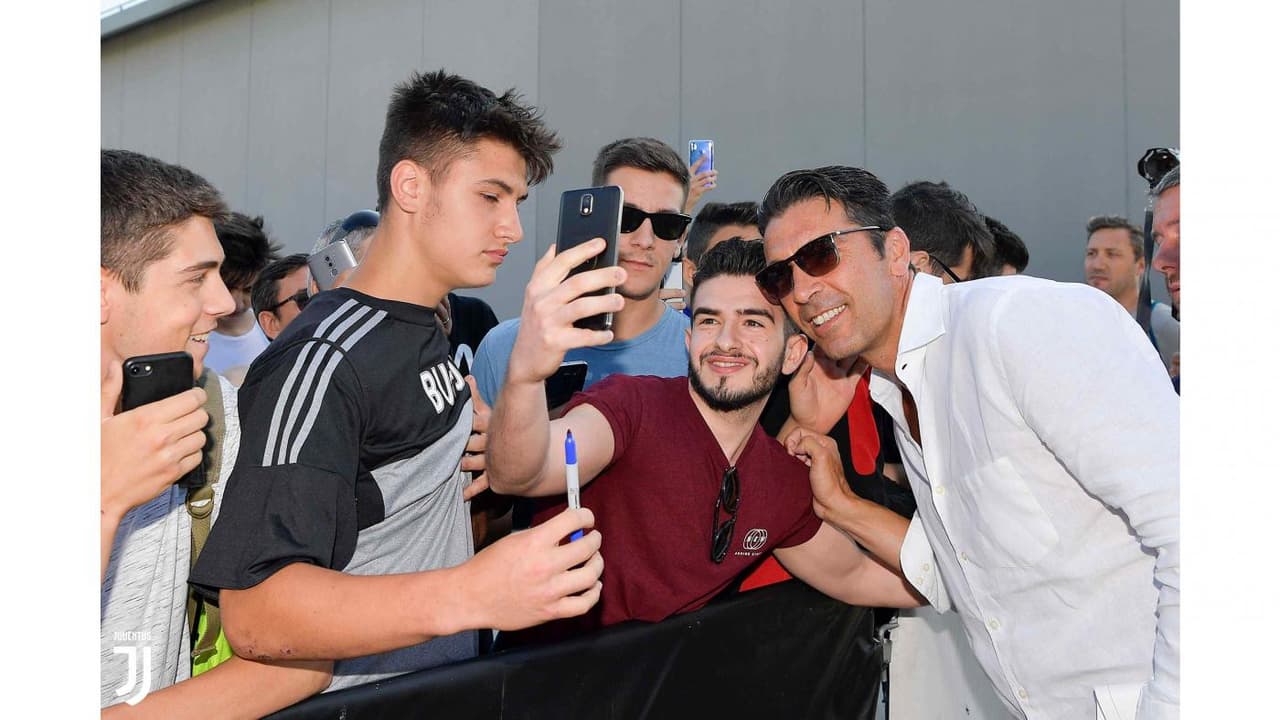 El sueño de miles de aficionados de la Juventus, y quizás del propio Gianluigi Buffon, se hizo realidad. El histórico portero regresó al club de Turín y este jueves causó euforia entre quienes lo acompañaron en esta jornada.