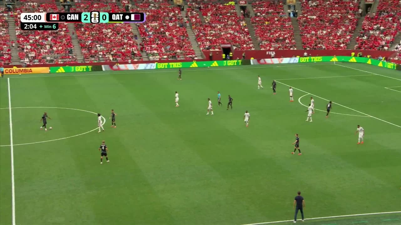 ¡GOL!  anota para Canadá. Jonathan David