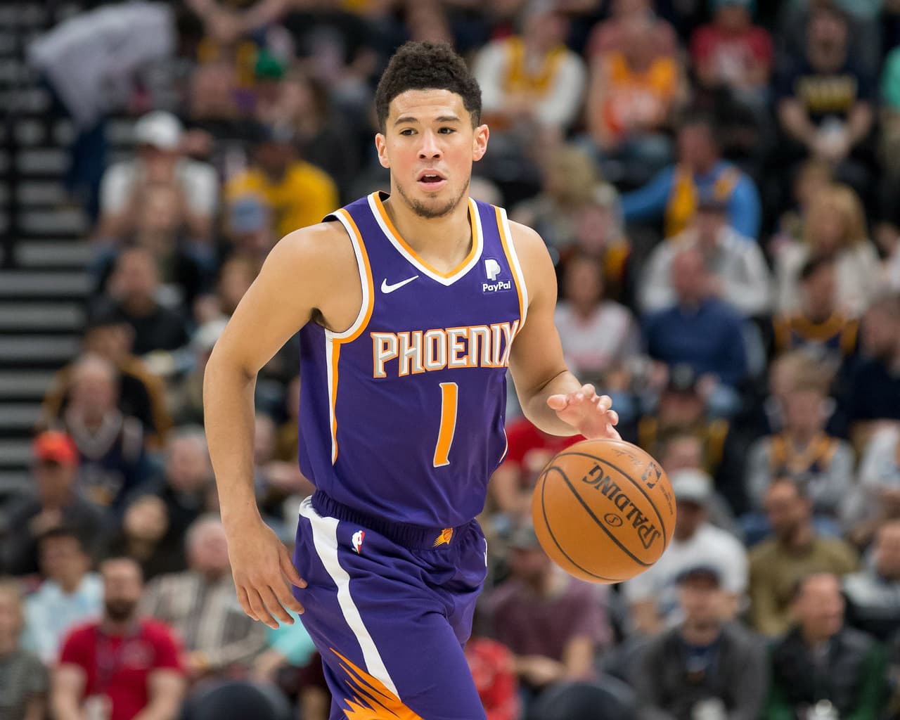 <b>PHOENIX 92-125 UTAH</b>. A pesar de que el astro de los Suns (17-58) Devin Booker (1) tuvo una noche de antología, al despacharse con 59 puntos, esa gran actuación no pudo evitar que su equipo sufriera su cuarto revés seguido, esta vez ante el Jazz (44-30).