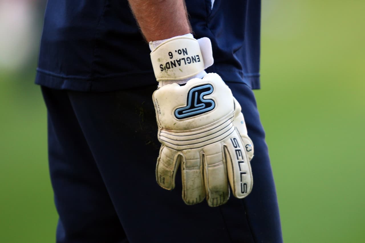 La evolución de los guantes los han llevado a ser básicos para el uso de los porteros y está hechos en su mayoría de espuma de látex y algunos incluso tienen varillas en los dedos para evitar esguinces.