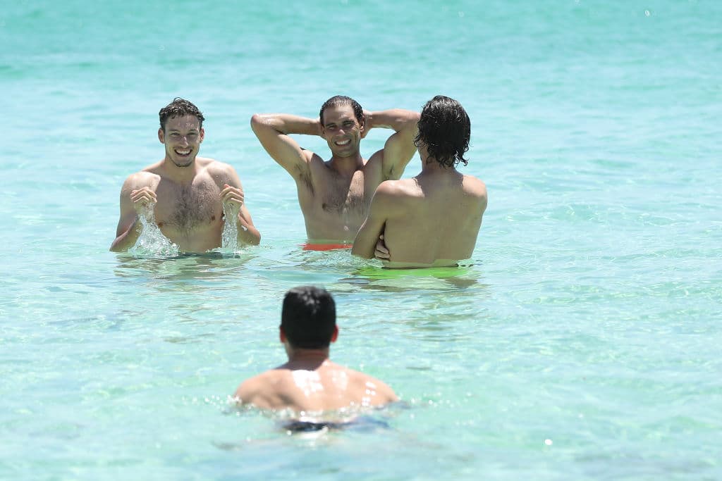 El tenista español, Rafael Nadal, convive con sus compañeros y disfruta de Perth, Australia previo al inicio de la competencia.