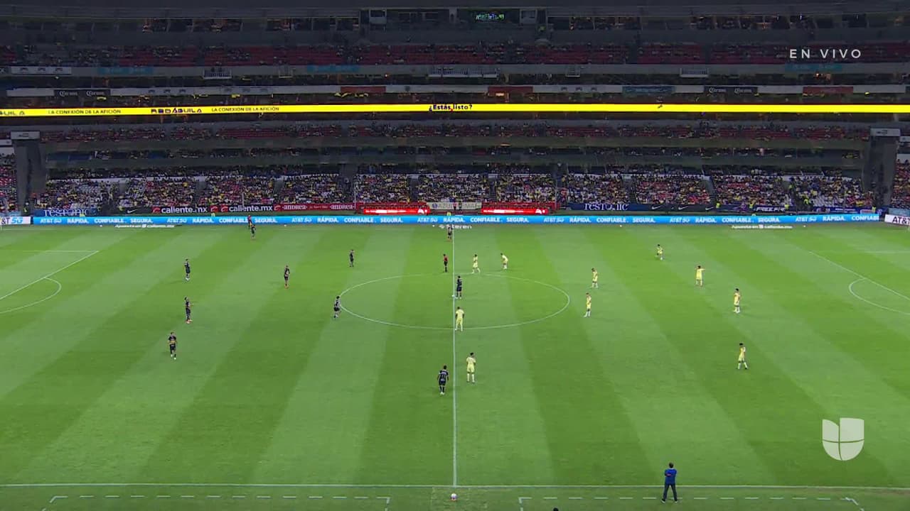 Arranca el partido y la pelota está en juego.