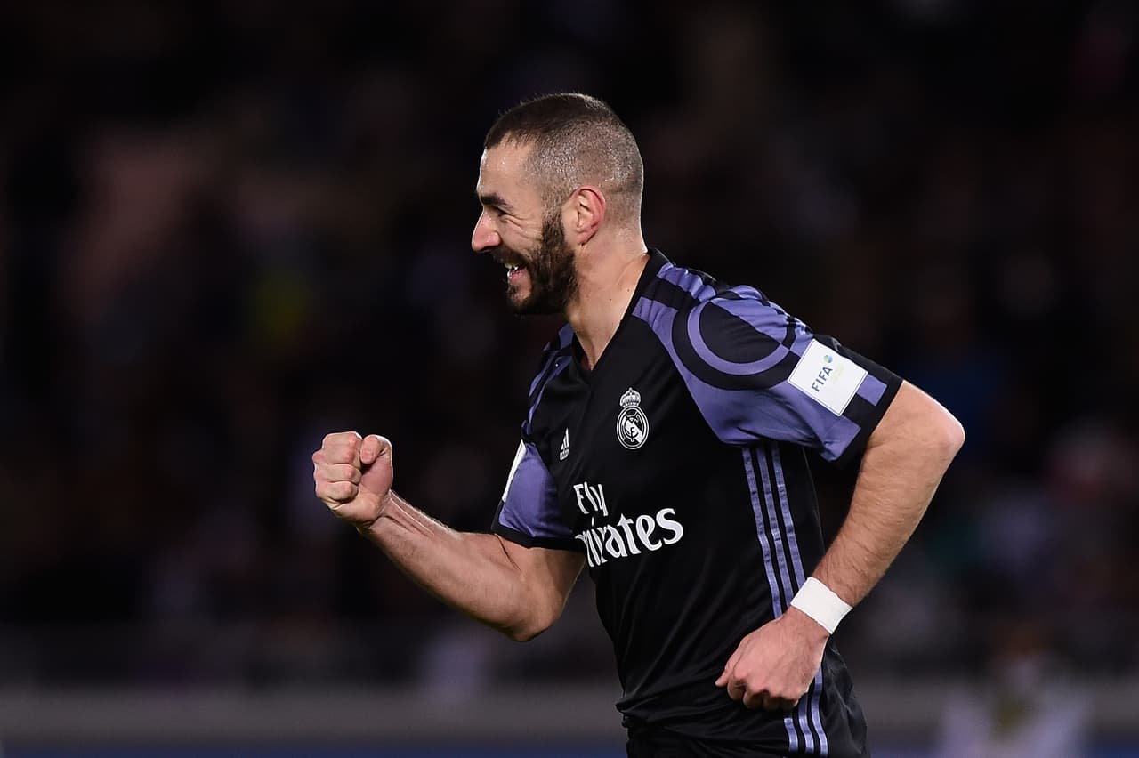 Karim Benzema- Pasó prácticamente desapercibido la primera parte pero en la primera opción que tuvo no perdono, a punto de concluir el primer tiempo definió de tres dedos ante Moisés Muñoz y realizó un golazo. Calificación 8.
