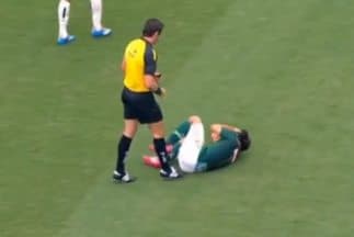 Un árbitro le da un 'cabezazo' a un jugador y lo deja tendido en el césped