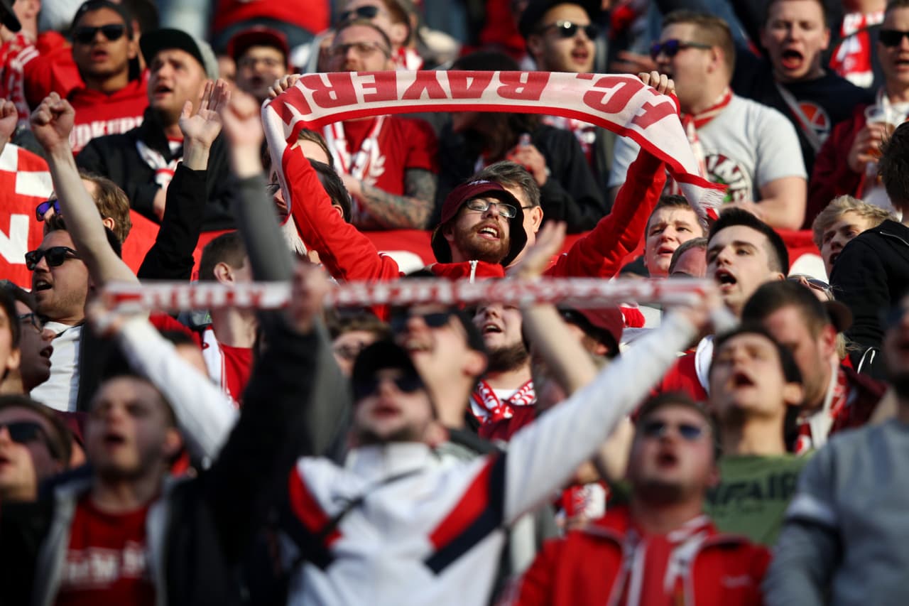 Los aficionados del Sevilla y los del Bayern Múnich se juntaron en el Ramón Sánchez Pizjuán para presenciar el duelo de cuartos de final de la Champions League. Mucho colorido, alegría y buen ambiente en la capital de Andalucía.