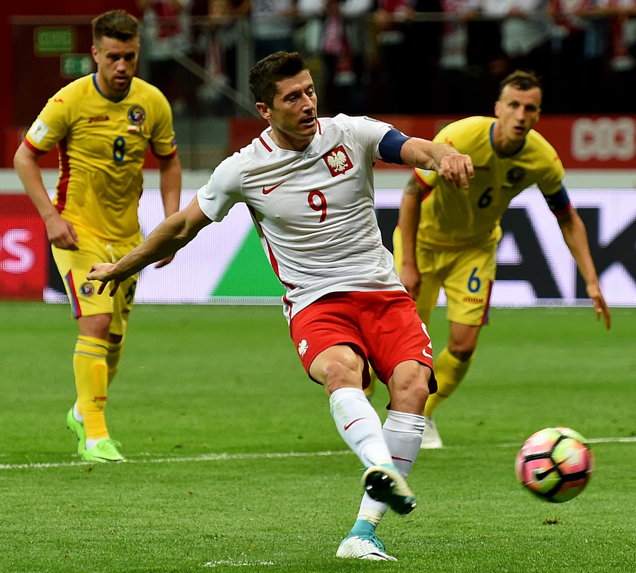Robert Lewandowski anotó un hat-trick (dos fueron de penal) para el 3-1 de Polonia contra Rumanía. Los polacos son líderes del Grupo E con 16 puntos, y se aproximan a la Copa del Mundo.