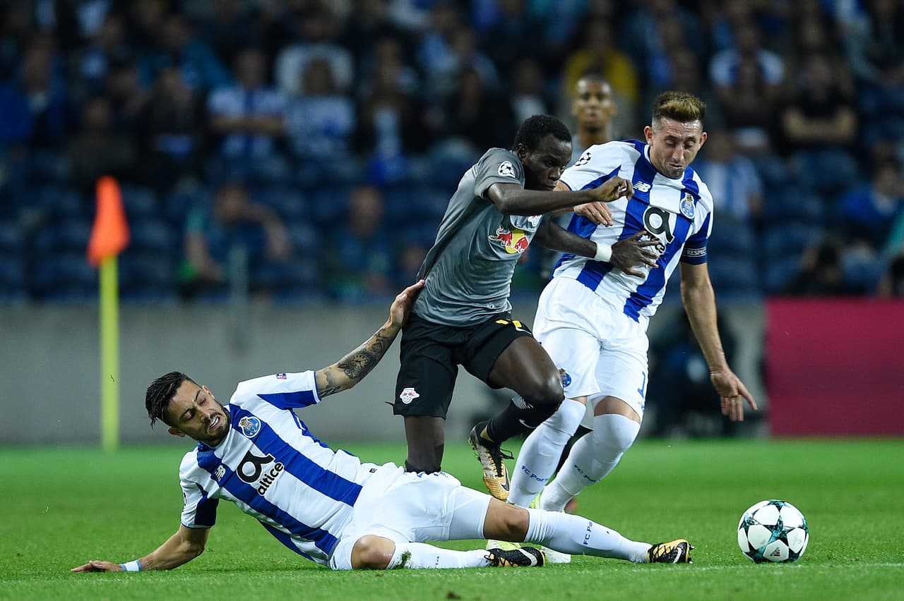 Con el control de Herrera y sus compañeros, entre los que destacó también el mexicano Jesús Corona como titular, se fue Porto ganador en el primer tiempo.