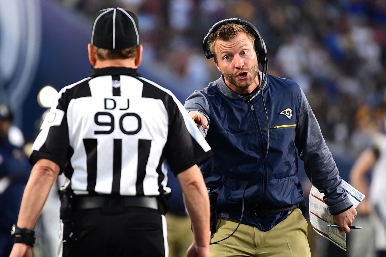 El coach de los Rams Sean McVay reclama una decisión arbitral durante la temporada 2018.