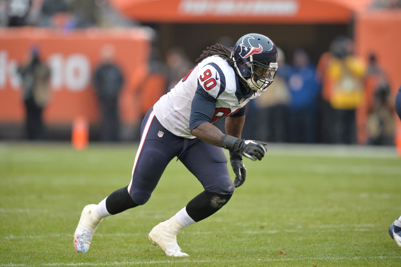 Jadeveon Clowney planea regresar para el inicio de los campos de entrenamiento