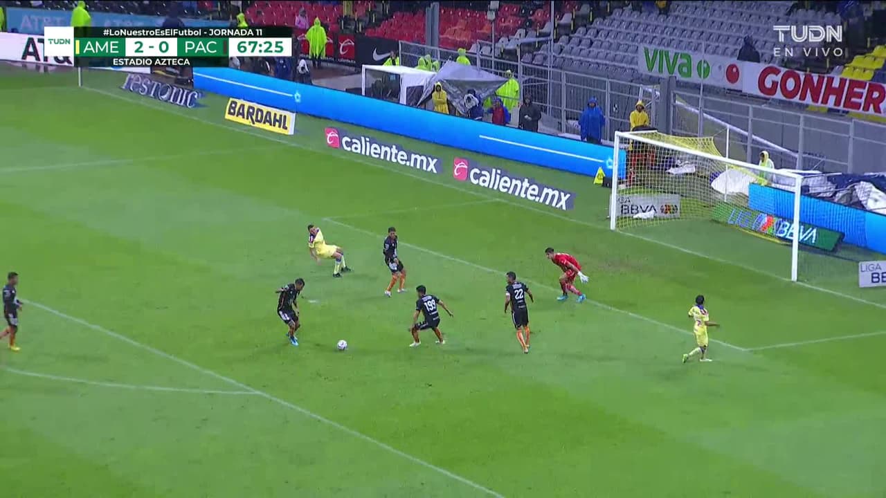 ¡TIRO ATAJADO! disparo por Álex Zendejas.