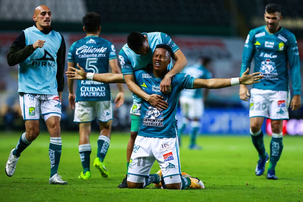 Fue dueño de los equipos Pachuca y León de la Liga MX hasta el 2017. Su fortuna alcanza los $50 billones de dólares.