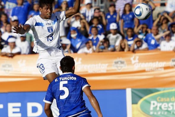 Carlo Costly fue un dolor de cabeza para los zagueros 'cuscatlecos', auqne solo pudo convertir un gol.