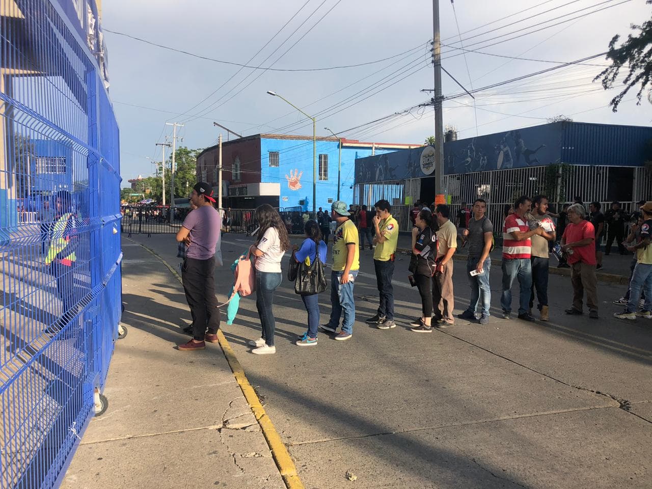 Los aficionados llegan a tiempo para disfrutar el cotejo.