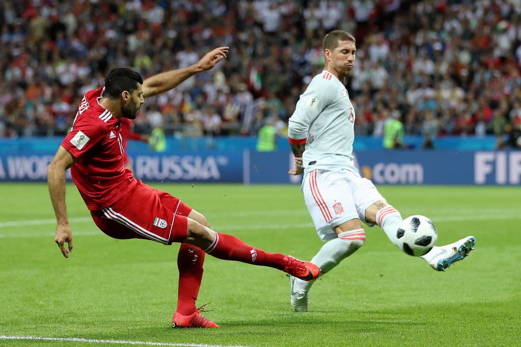 Sergio Ramos (der) estuvo muy atento para evitar una catástrofe en la zaga hispana. Aquí el controversial defensa del Real Madrid bloqueando un disparo a gol.