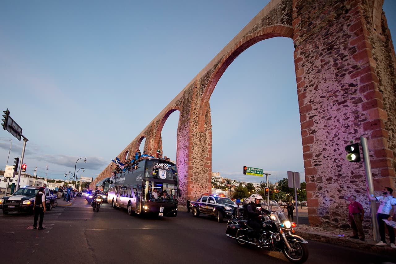 En las calles y avenidas esperaban los fieles aficionados, entre niños, jóvenes, adultos y personas de la tercera edad, que enfundados en playeras de Gallos Blancos y con pancartas de apoyo querían ver aunque fuera un minuto a sus ídolos campeones.