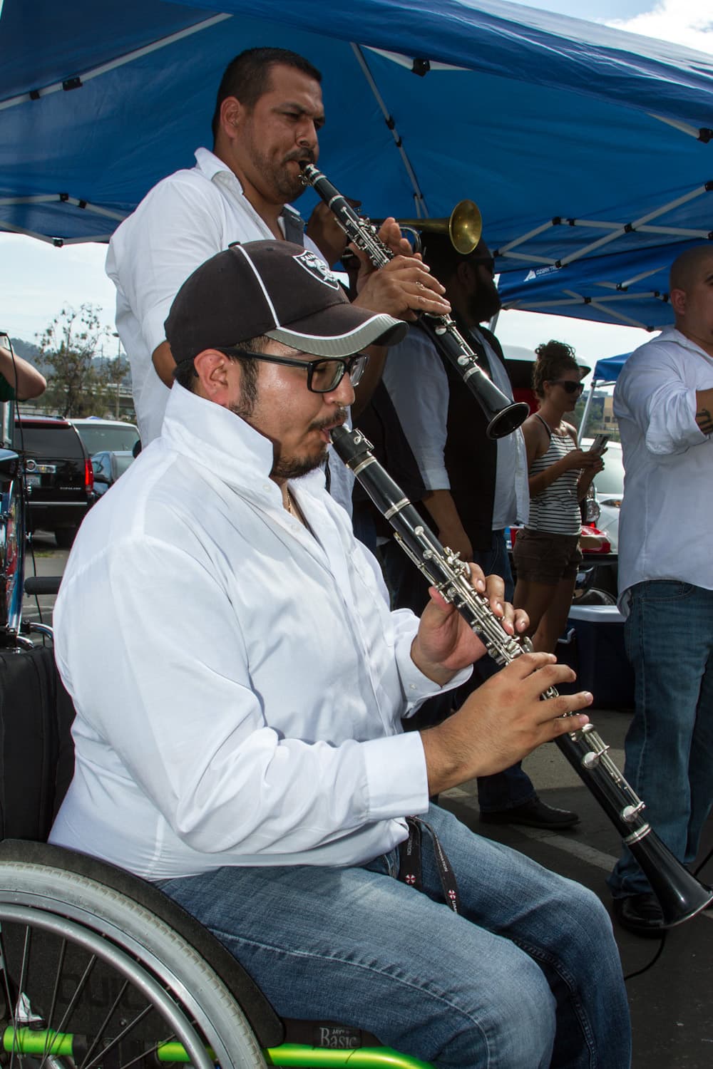 Horas antes del duelo entre México y El Salvador, los aficionados empezaron a hacer su partido en el estacionamiento del Qualcomm Stadium de San Diego, una fiesta llena de música y camaradería entre las dos naciones.