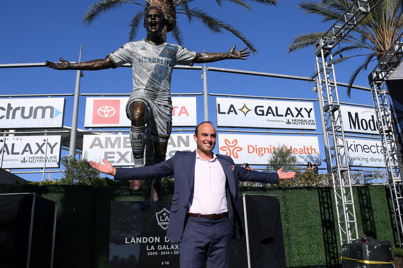 La estatua en tributo a la figura de Landon Donovan se ubica junto a la que meses atrás LA Galaxy inauguró en homenaje a David Beckham.
<br>