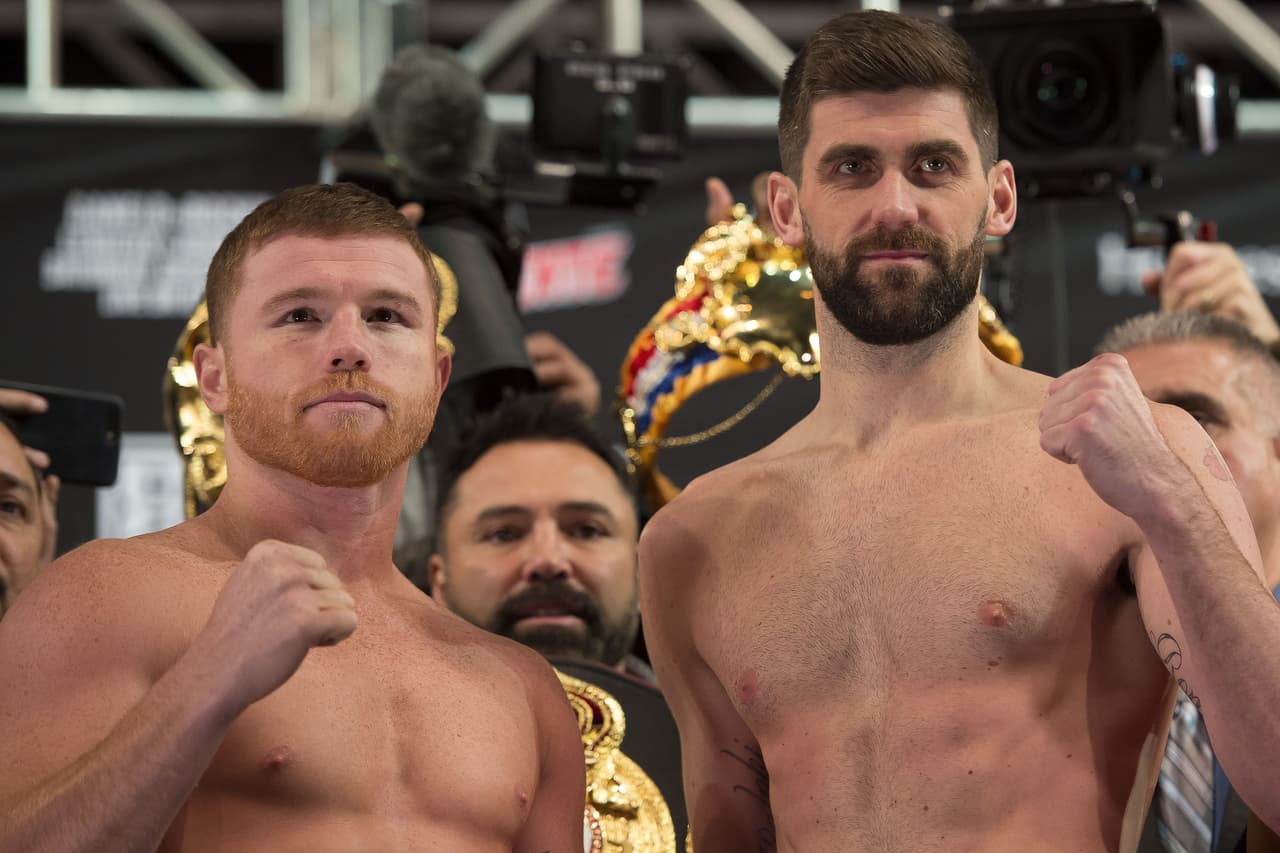 Este viernes, en el Madison Square Garden de Nueva York, Saúl 'Canelo' Álvarez y Rocky Fielding realizaron el popular pesaje antes de su combate de este sábado en el mismo recinto. Su promotores, Óscar De La Hoya y Eddie Hearn, estuvieron presentes en una jornada en la que también se pesaron los peleadores que completan la cartelera.