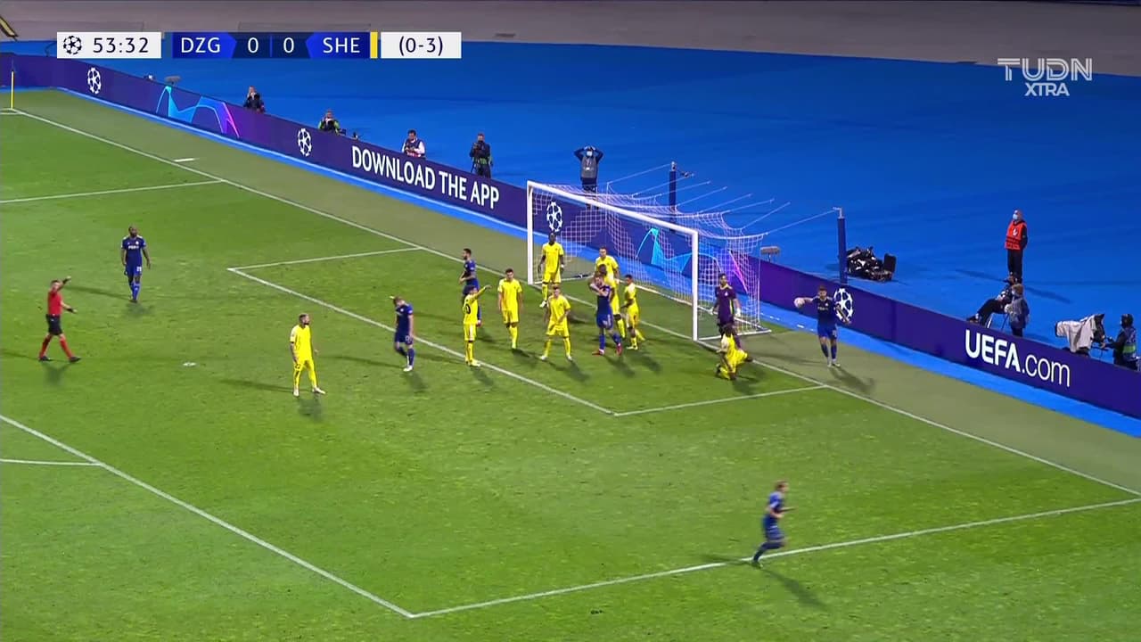 ¡TIRO ATAJADO! disparo por Duje Cop.