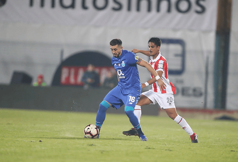 Sin embargo, el partido no fue lo fácil que se hubiera anticipado tras el tempranero gol de los Dragones. Mientras aquí se aprecia a Herrera proteger el esférico.