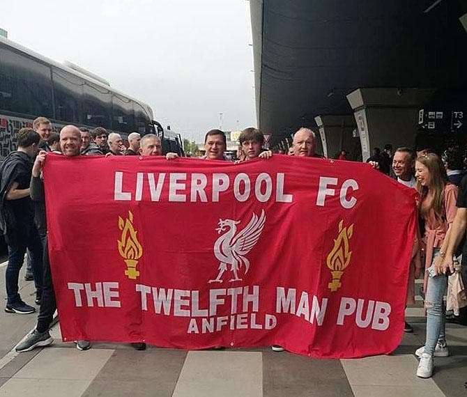 Los aficionados del Liverpool se tomaron las calles de Roma y montaron una gran fiesta en la previa del partido de Champions League entre su equipo y la Loba. Familiares, amigos, recién conocidos, todos se unieron para teñir de rojo la capital italiana.