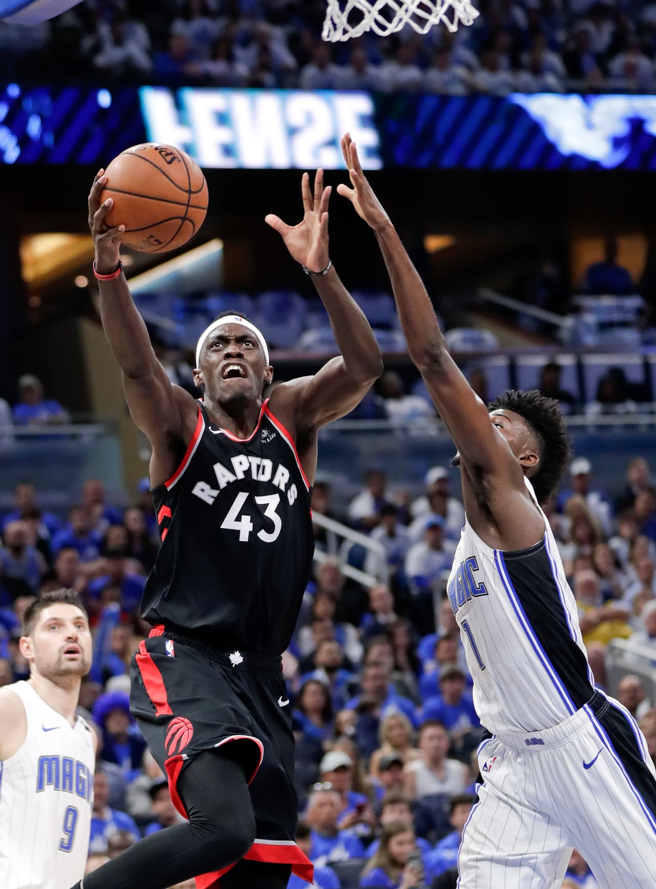 El camerunés Pascal Siakam (43) fue la figura del partido para los Raptors con 30 puntos y 11 rebotes para un valioso triunfo en la carretera.