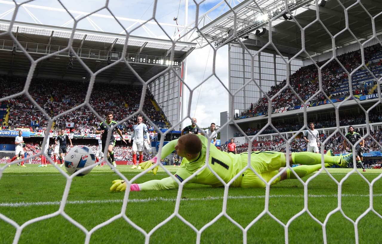 La gran sorpresa se dio al minuto 42 cuando Gareth Bale sacó un disparo imposible para Joe Hart y darle la ventaja a los del dragón en su bandera.
