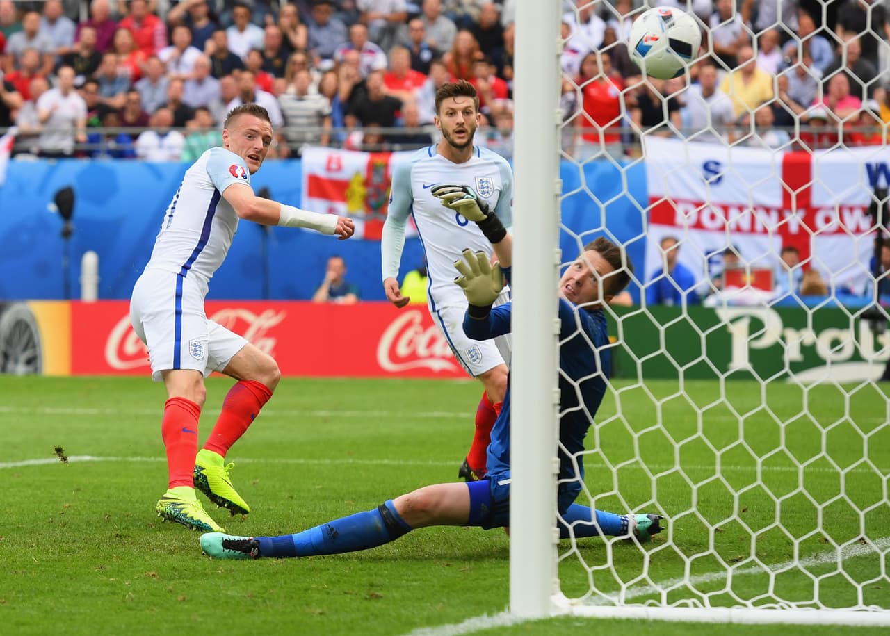 Pero ya en el segundo tiempo, Jamie Vardie entró al área y puso las cosas en orden y el estrella del campeón de la Premier League, el Leicester City, empató los cartones al minuto 56.