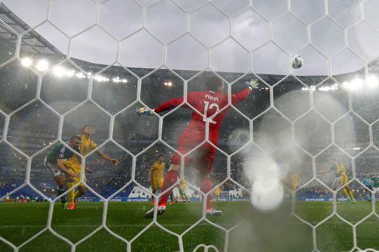 El partido estuvo pasado por lluvia por una buen tramo del mismo pero eso no evitó que de cabeza al minuto 49 Gareth McAuley abiera la cuenta.