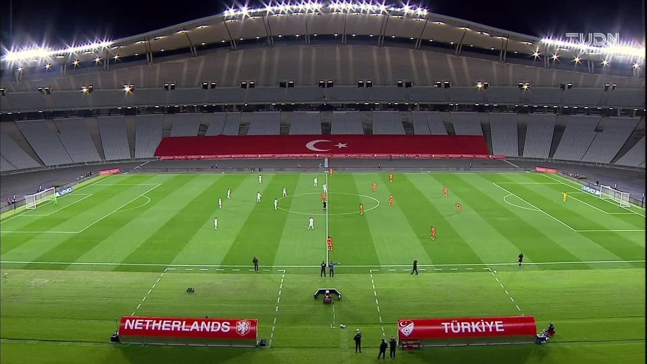 Arranca el partido y la pelota está en juego.
