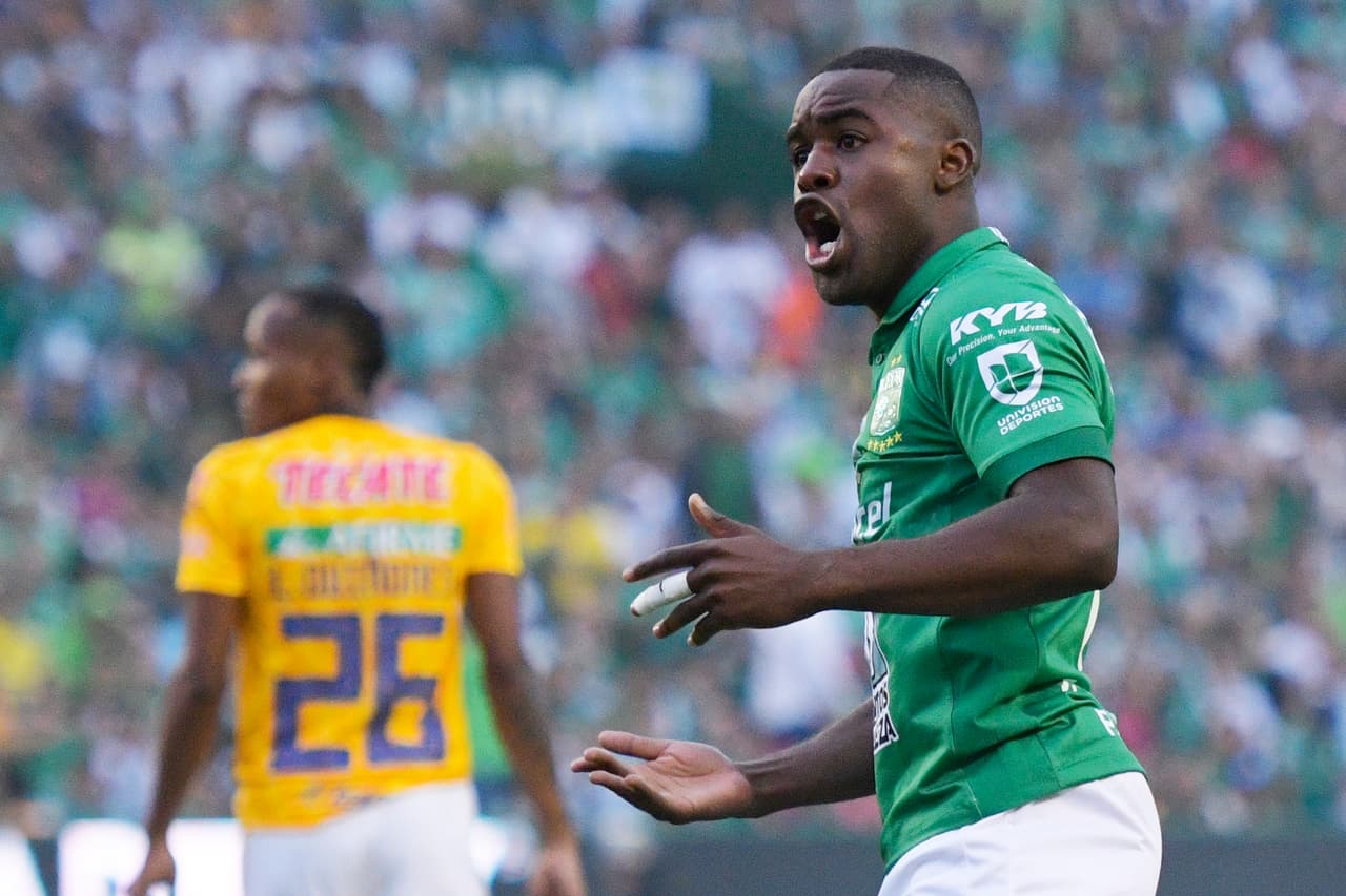 El costarricense Joel Campbell (derecha) no tuvo acierto en el área de Tigres aunque buscó las posibilidades para abrir el marcador.