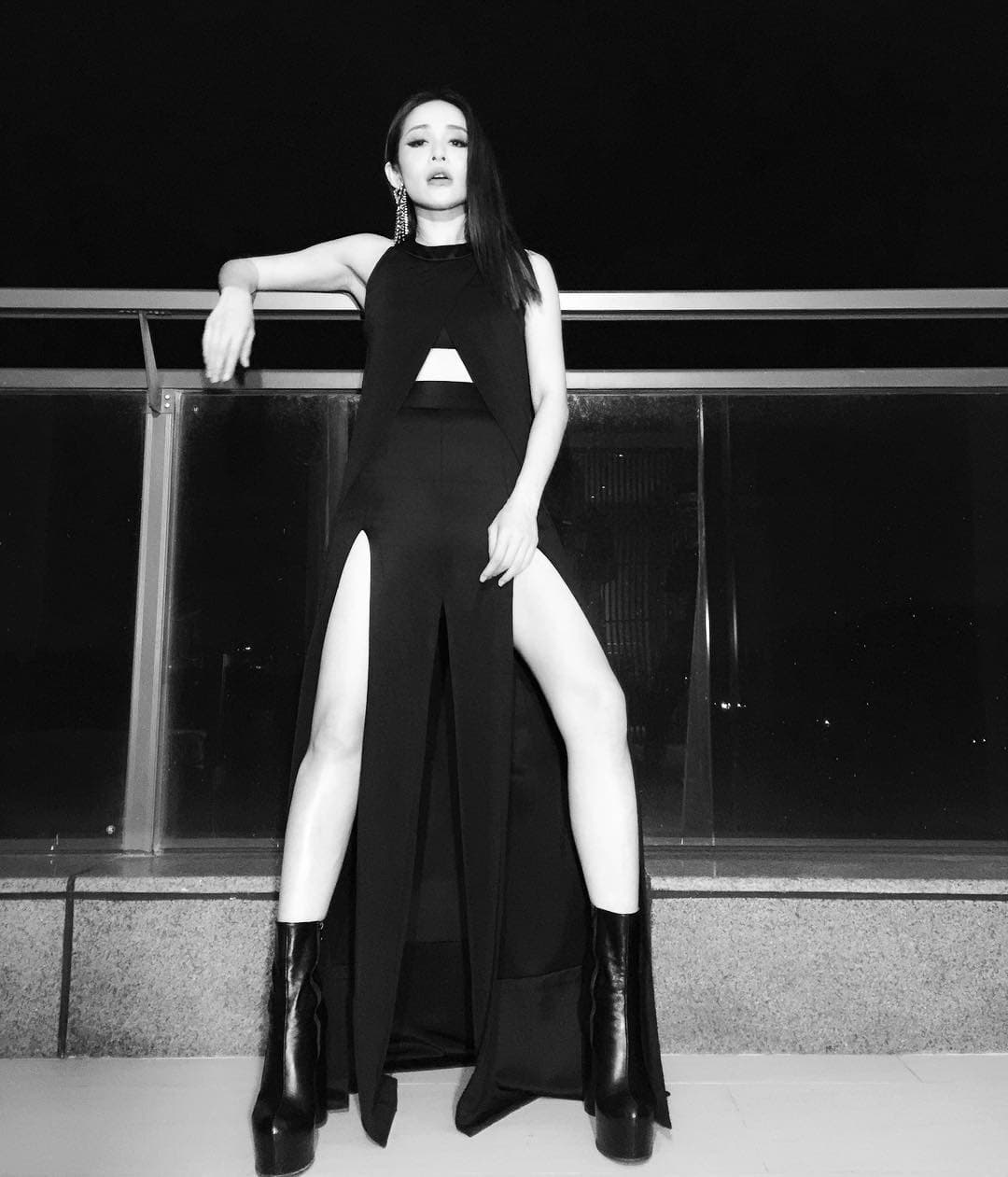 Low había organizado velas en forma de corazón en la playa y sus nombres con luces, serenata con un violín adornado con joyas.