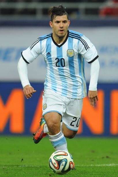 Sergio Agüero. Posición: Delantero. Fecha de nacimiento: 2 de junio de 1988 (26 años). Club: Manchester City, Inglaterra.