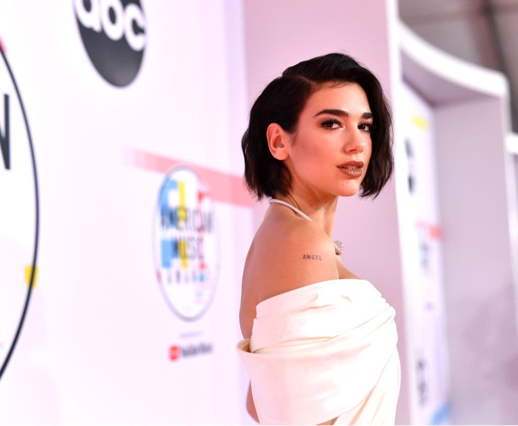 Dua Lipa no ha dejado de ser noticia durante el confinamiento.