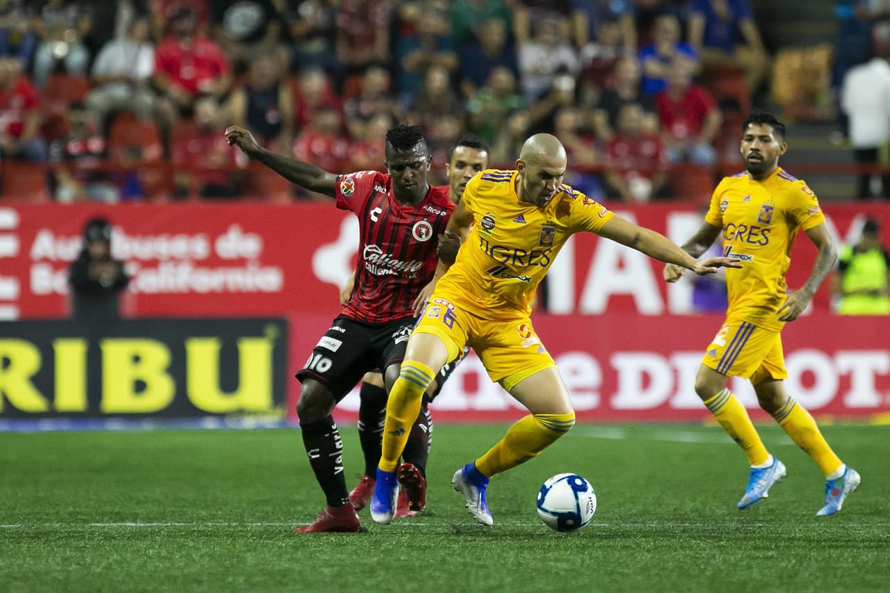 Miller Bolaños pierde el balón con Jorge Torres Nilo.