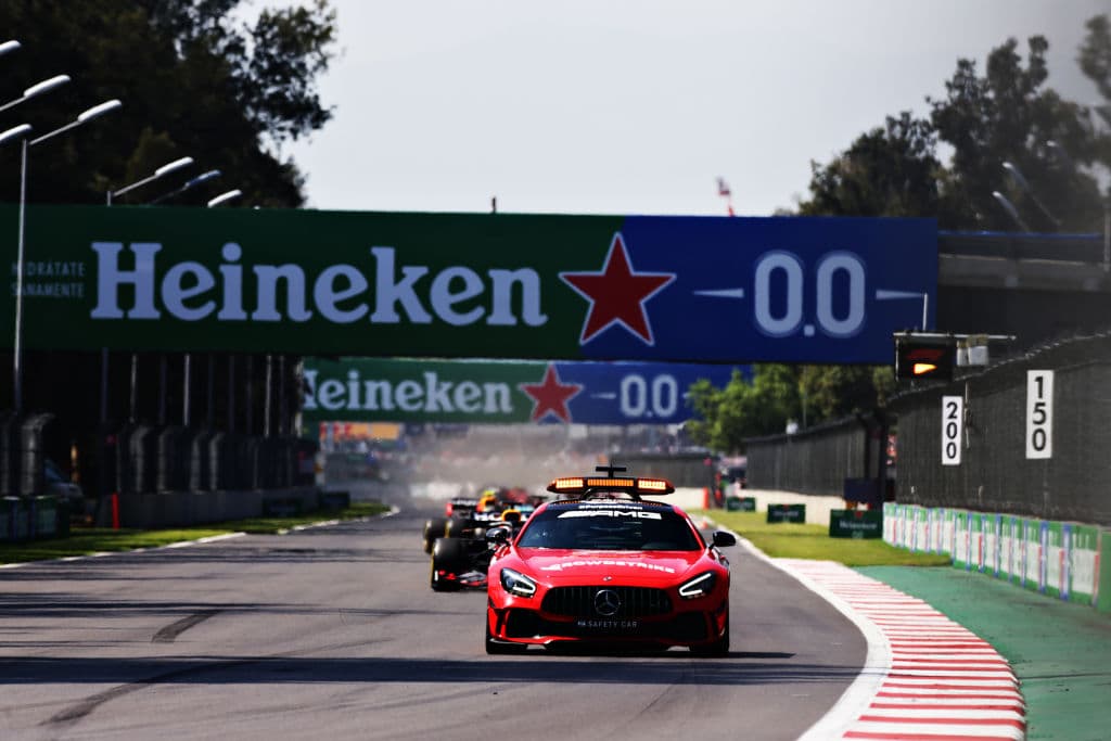 Red Bull hace el 1-3 con Max Verstappen en primer lugar y Sergio Pérez en tercero durante el Gran Premio de México en la Formula 1. Lewis Hamilton se quedó con la segunda posición durante la carrera. El mexicano logró subirse al podio en se casa.