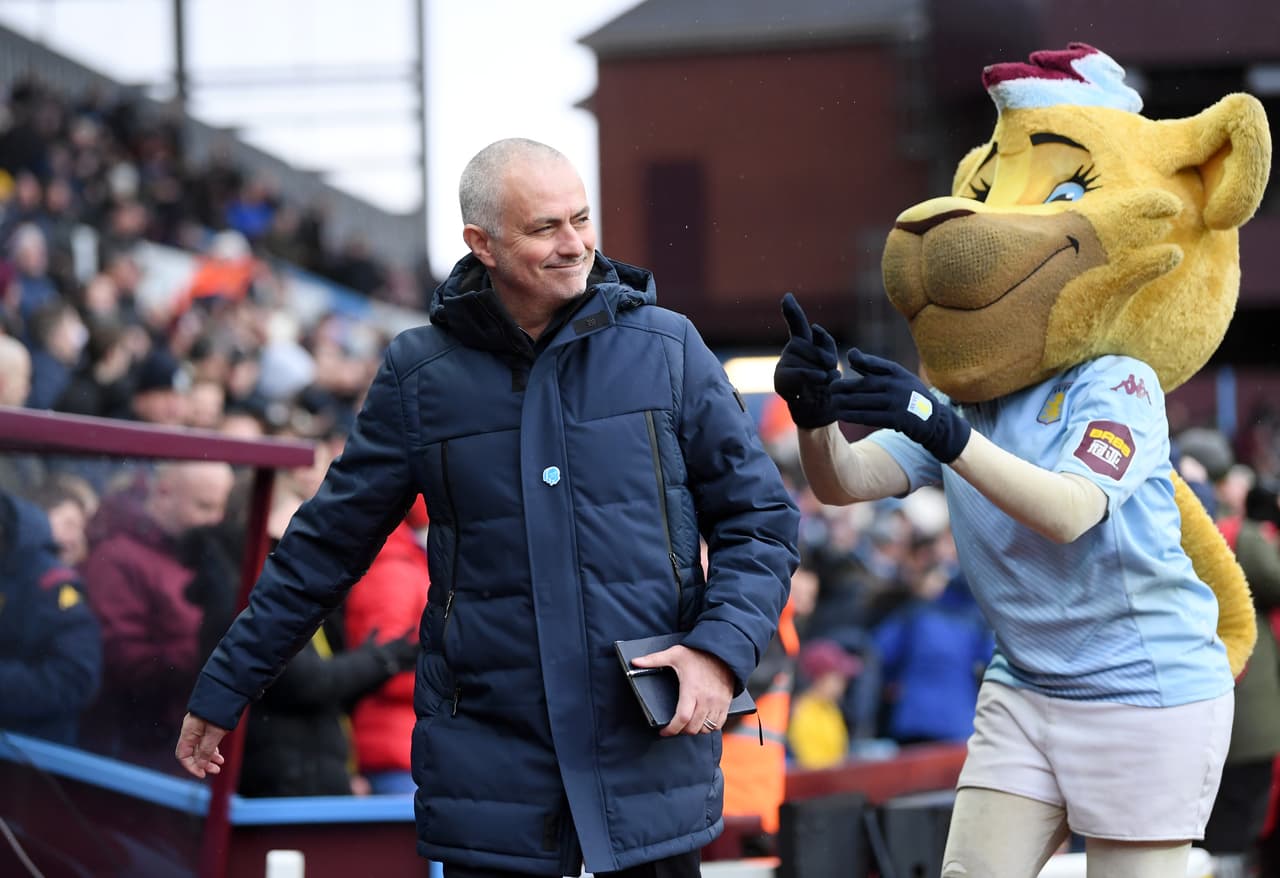 Y finalmente, 'Mou' se retiró con esa famosa sonrisa que le carateriza, en un partido que tuvo de todo para él, reencuentro, sufrimiento y festejos.