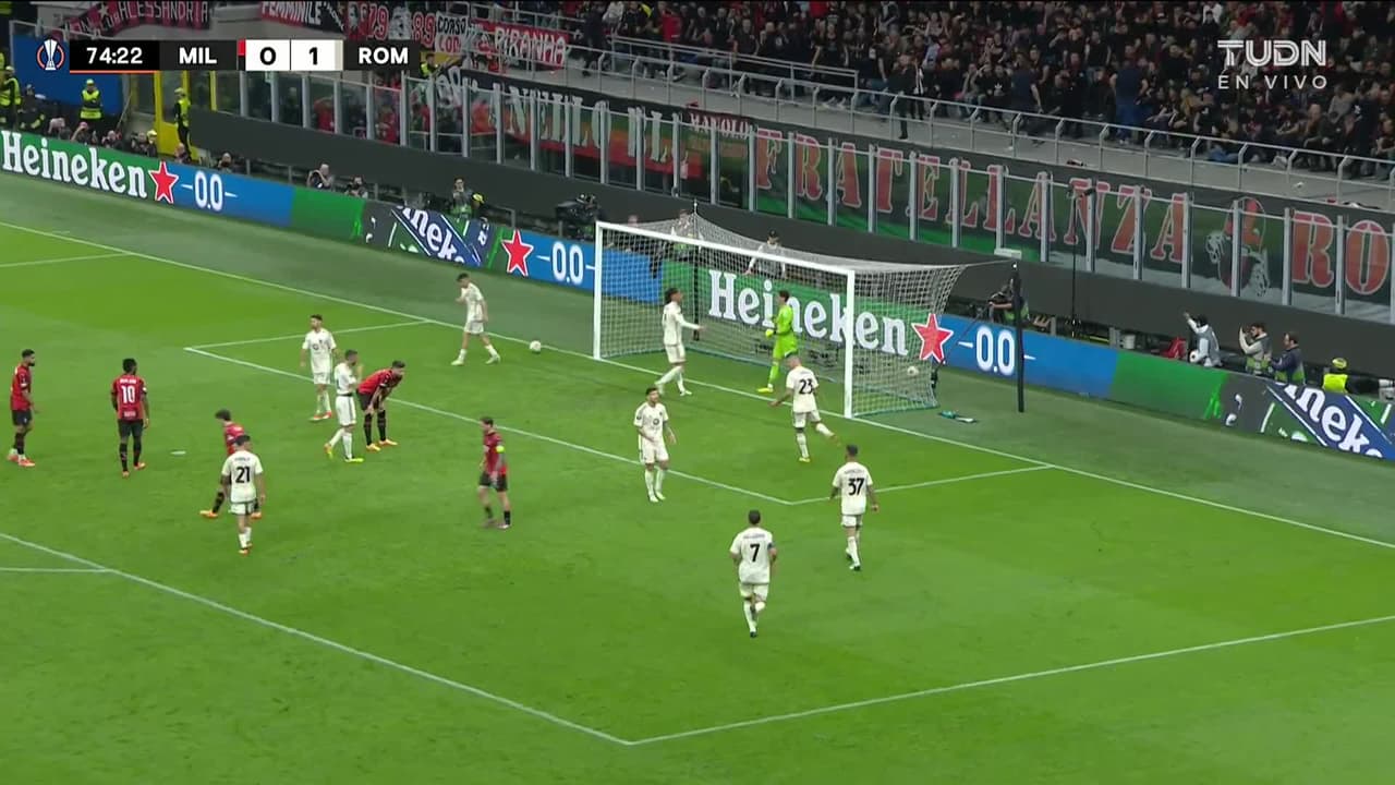 ¡TIRO ATAJADO! disparo por Yacine Adli.