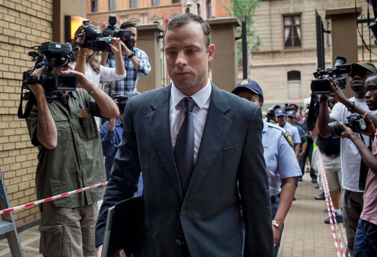 El campeón Paralímpico Oscar Pistorius fue detenido y sentenciado por el asesinato de su novia Reeva Steenkamp. Nike, BT, Oakley, Thierry Mugler, entre otras, le retiraron su apoyo económico por obvias razones.