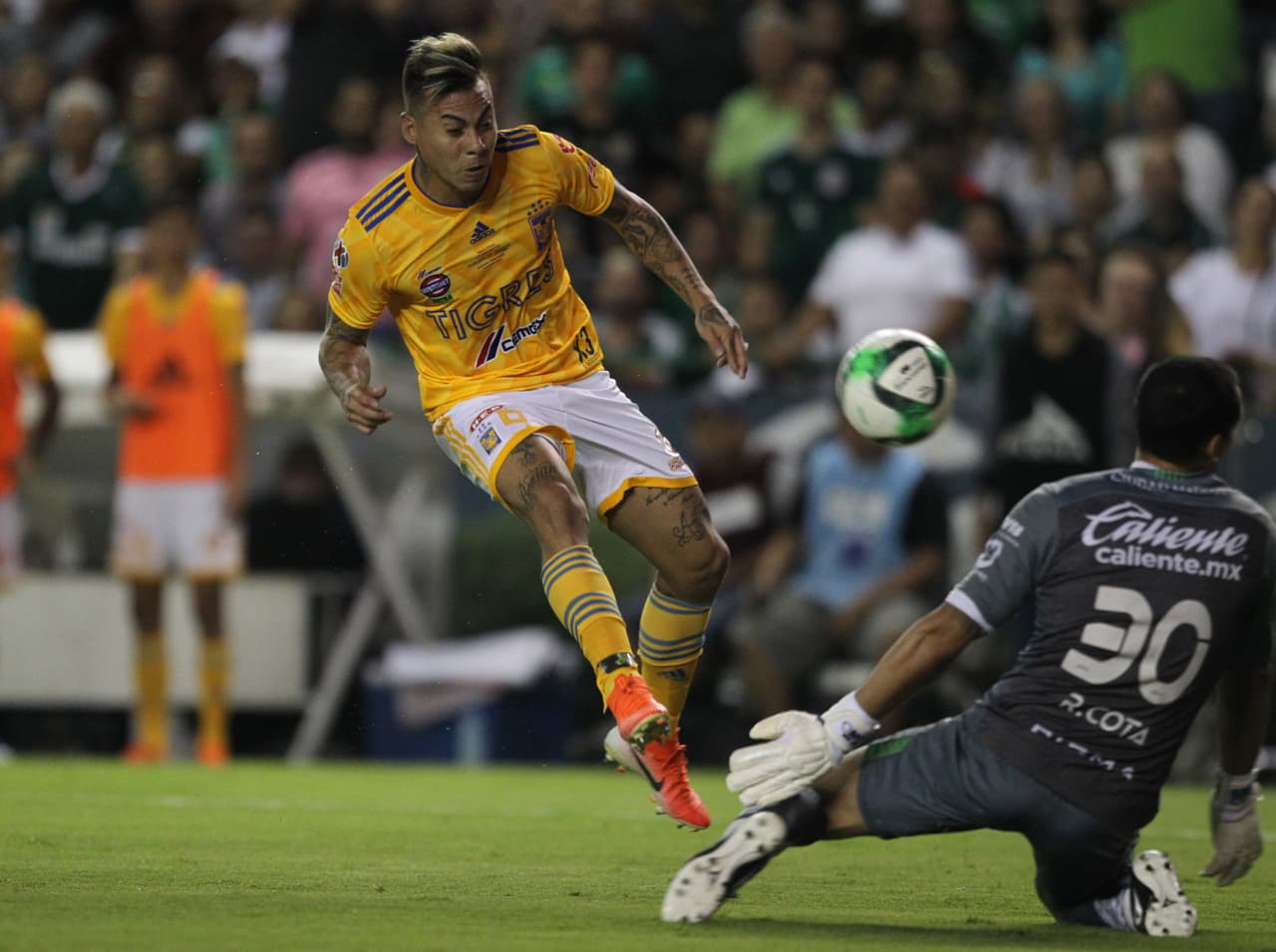 En el minuto 60' el arquero Rodolfo Cota (derecha) salvó un claro mano a mano ante Eduardo Vargas (izquierda), logrando que León se mantuviera con vida.