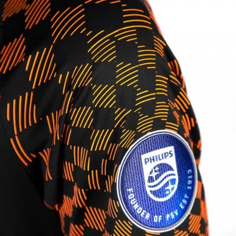 Ganándose elogios de todo el mundo, el PSV Eindhoven ha lanzado su tercer uniforme para la próxima temporada el cual tiene el negro y el naranja como protagonistas. Además, cuenta con un patrón ajedrezado en las mangas. ¿La usarán Erick Gutiérrez e Hirving Lozano?